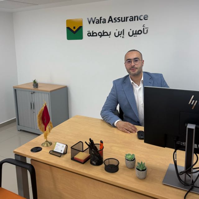 Votre conseiller Ibn Batuta Assurance dans son bureau à l'agence Wafa Assurance de Tanger